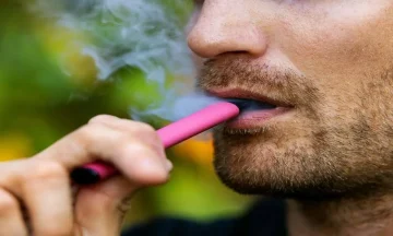 How do cigarette-style vapes deliver vapour through a narrow mouthpiece?